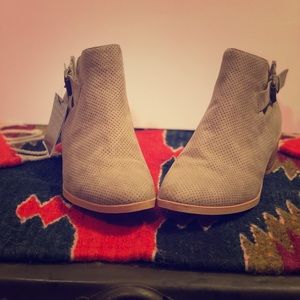 🌻NWT DV Ankle Boots Taupe size 8🌞